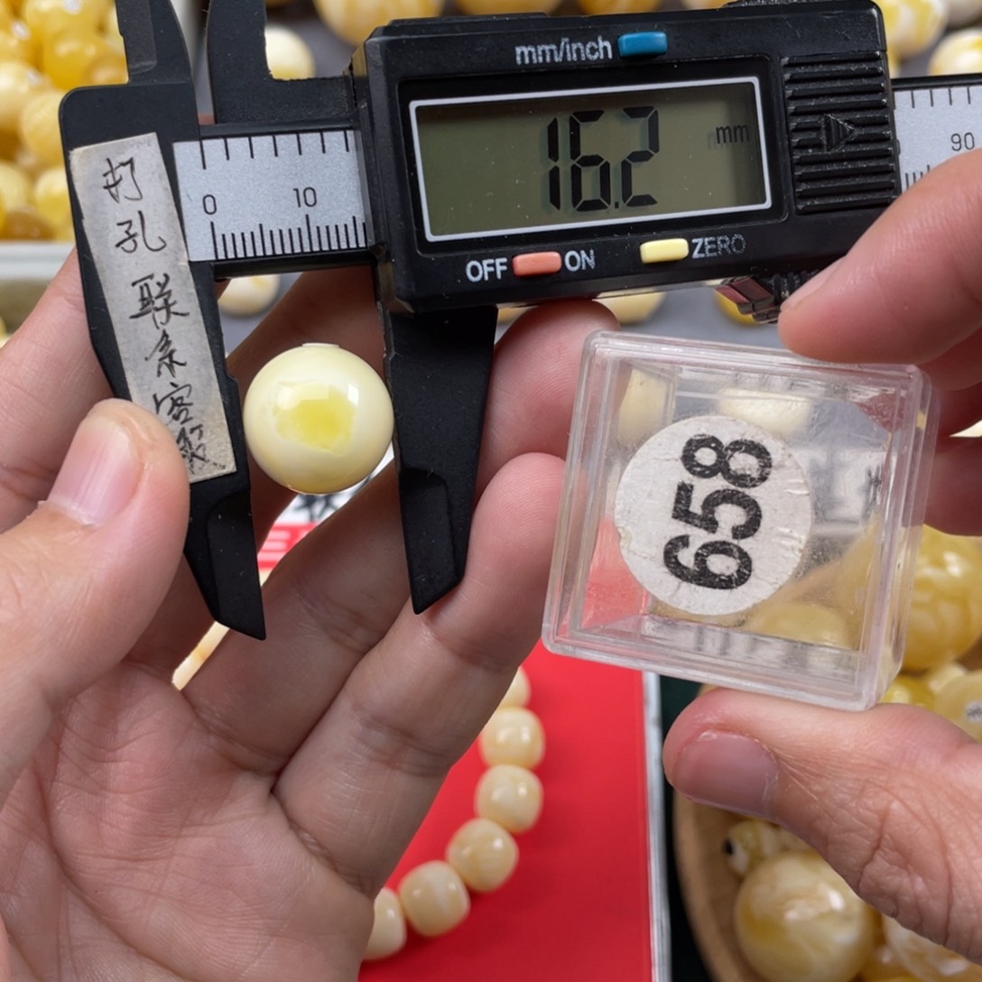 蜜蜡珠宝奇石未镶嵌