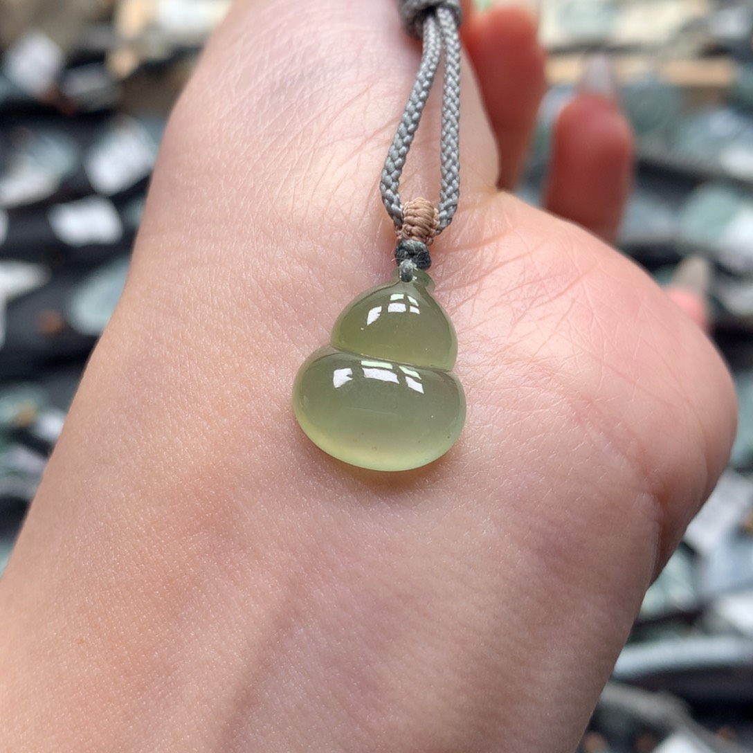 翡翠颈饰未镶嵌葫芦