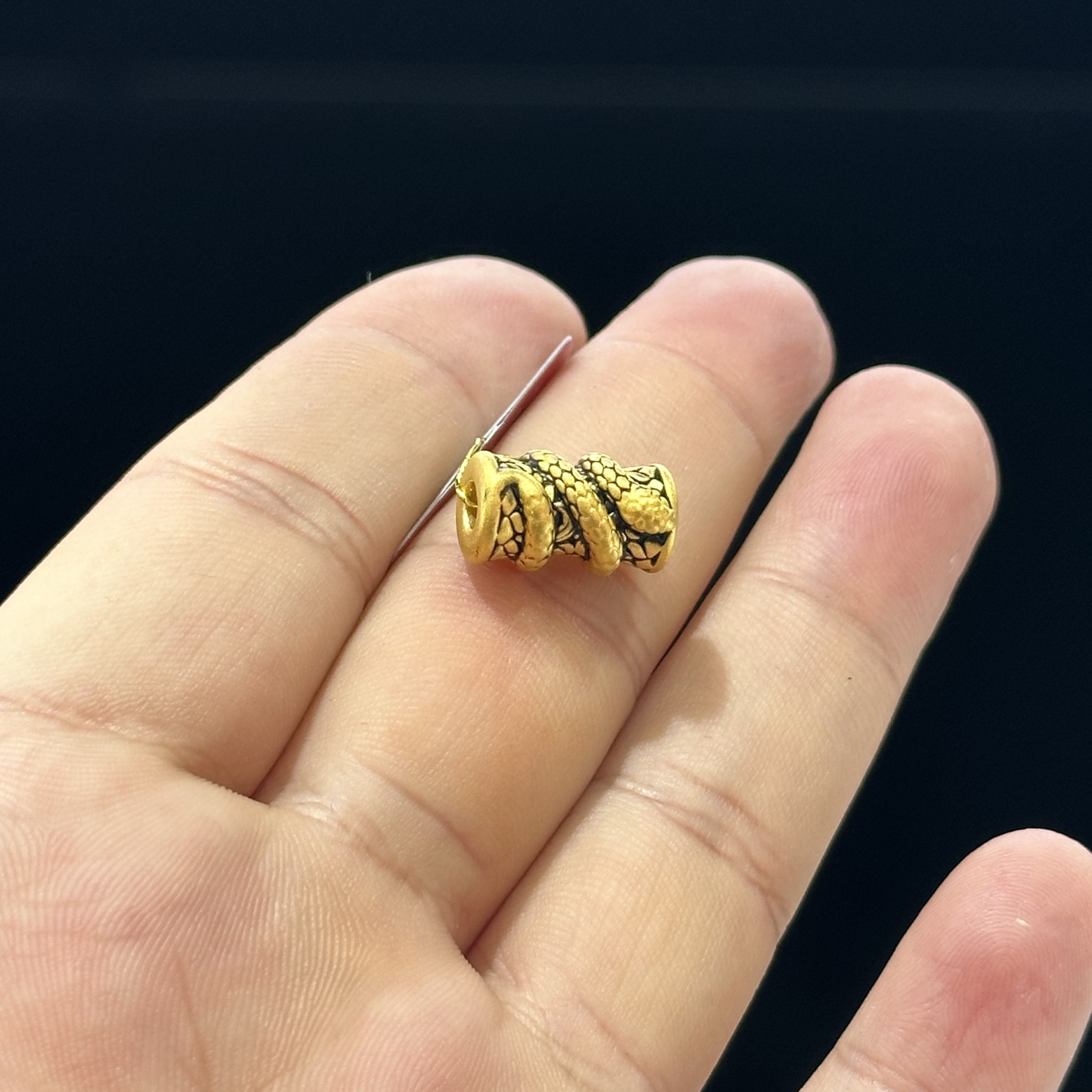 足金999 珐琅彩 黑金卷卷蛇通孔 1.579