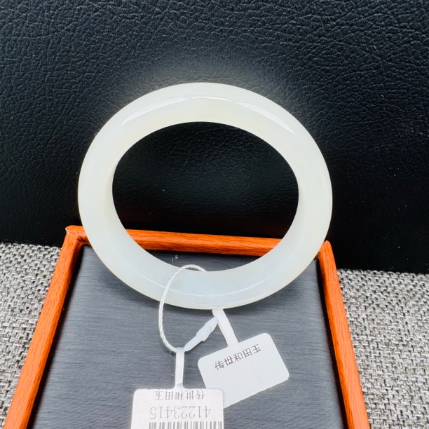 天然和田玉冰白手镯时尚百搭