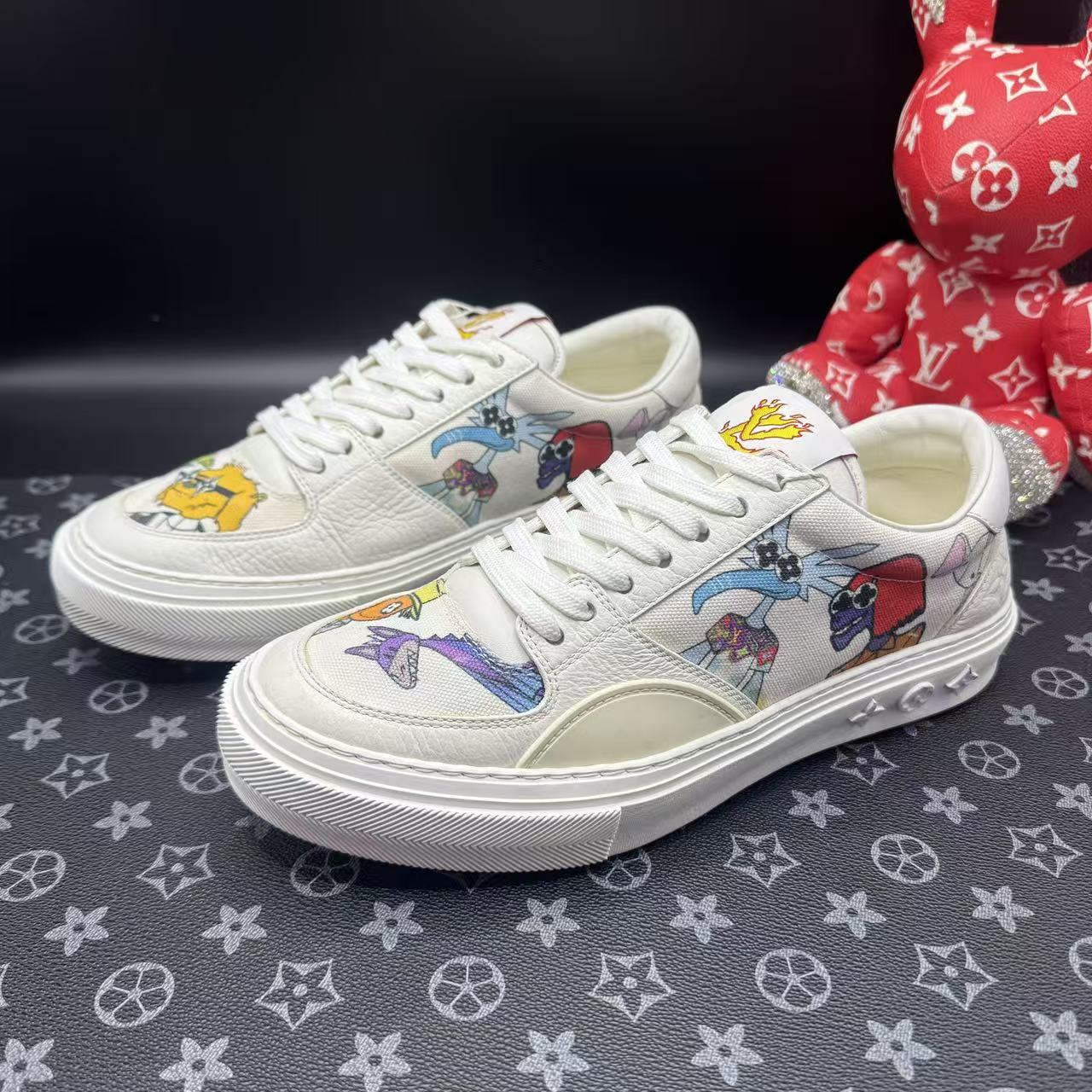 95新 LouisVuitton/路易威登 白色卡通图案休闲板鞋39欧码ddm3414