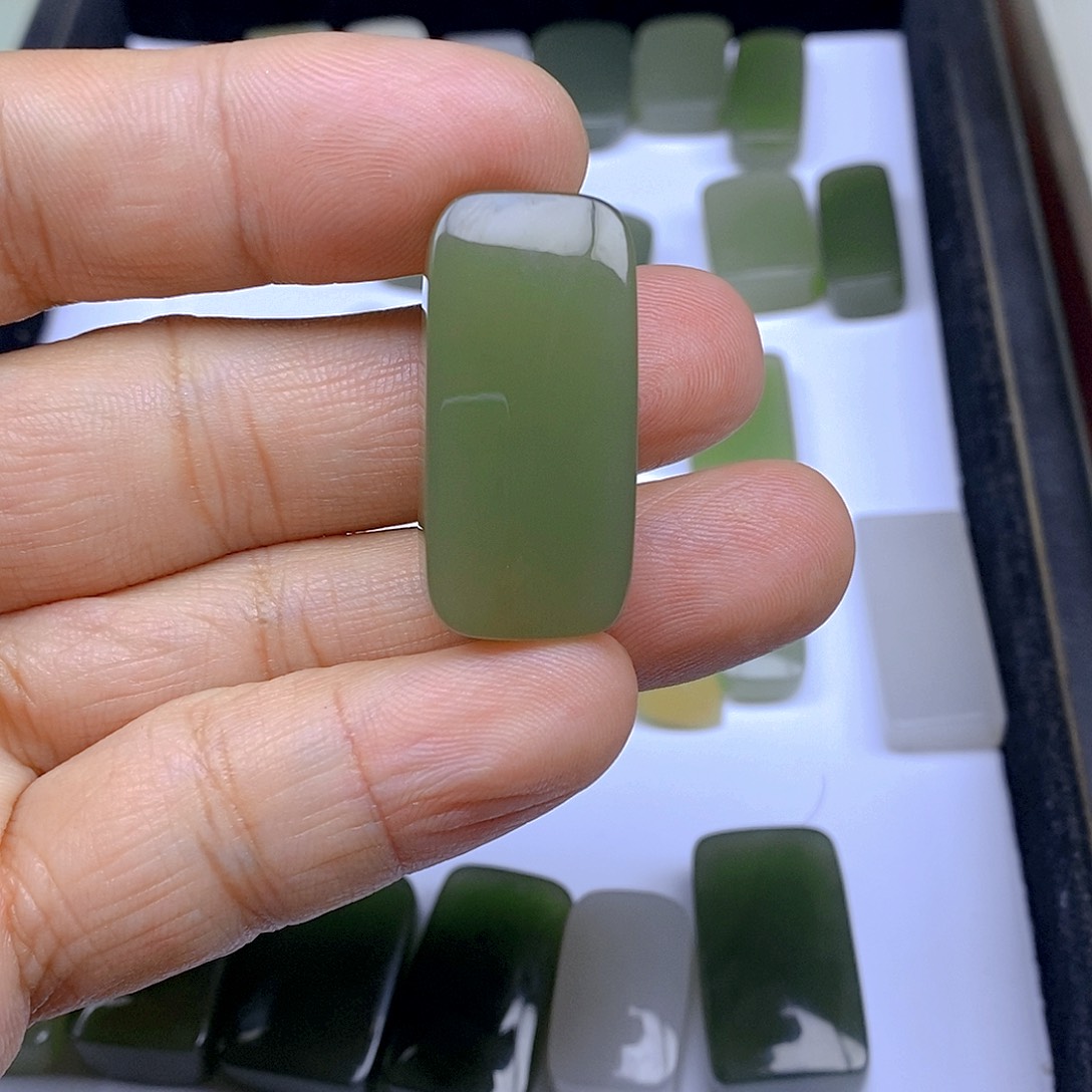 和田玉颈饰未镶嵌铁*