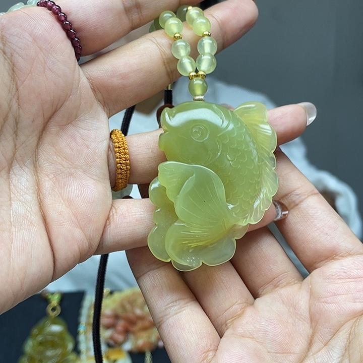 蛇纹石玉未镶嵌颈饰