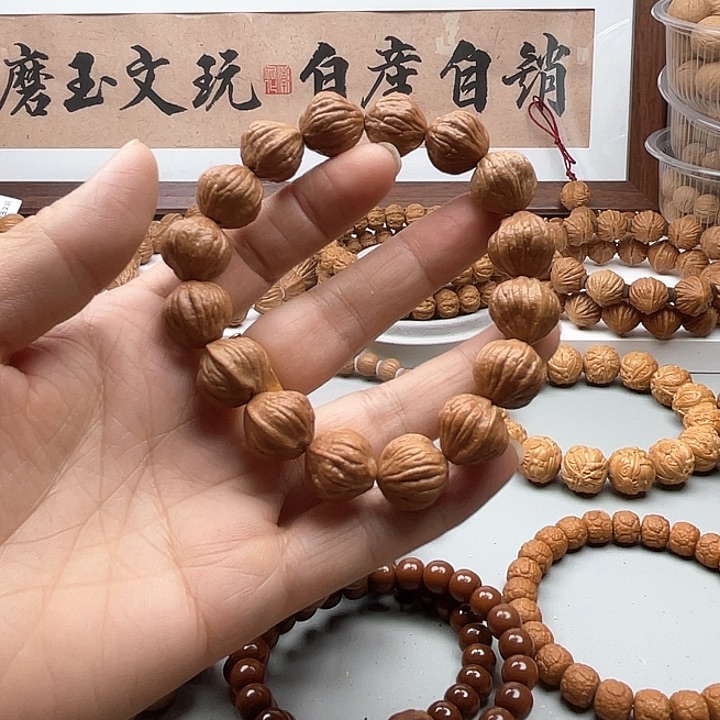 核桃前*者老树猴头手串灯笼