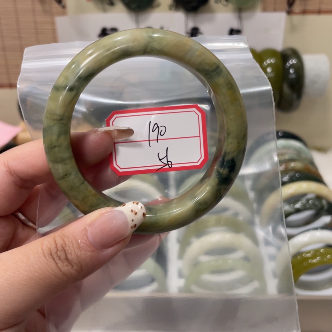 蛇纹石玉手镯未镶嵌