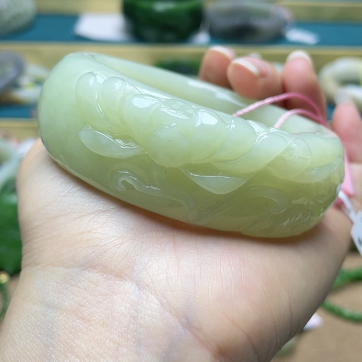 和田玉手镯58+圈口。编号29未镶嵌