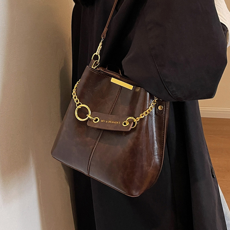 水桶包包2025新款秋冬女包百搭斜挎包高级感轻奢通勤单肩包箱包