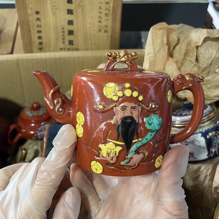 听***影茶壶紫砂原矿泥料，手工制作一把紫砂壶。