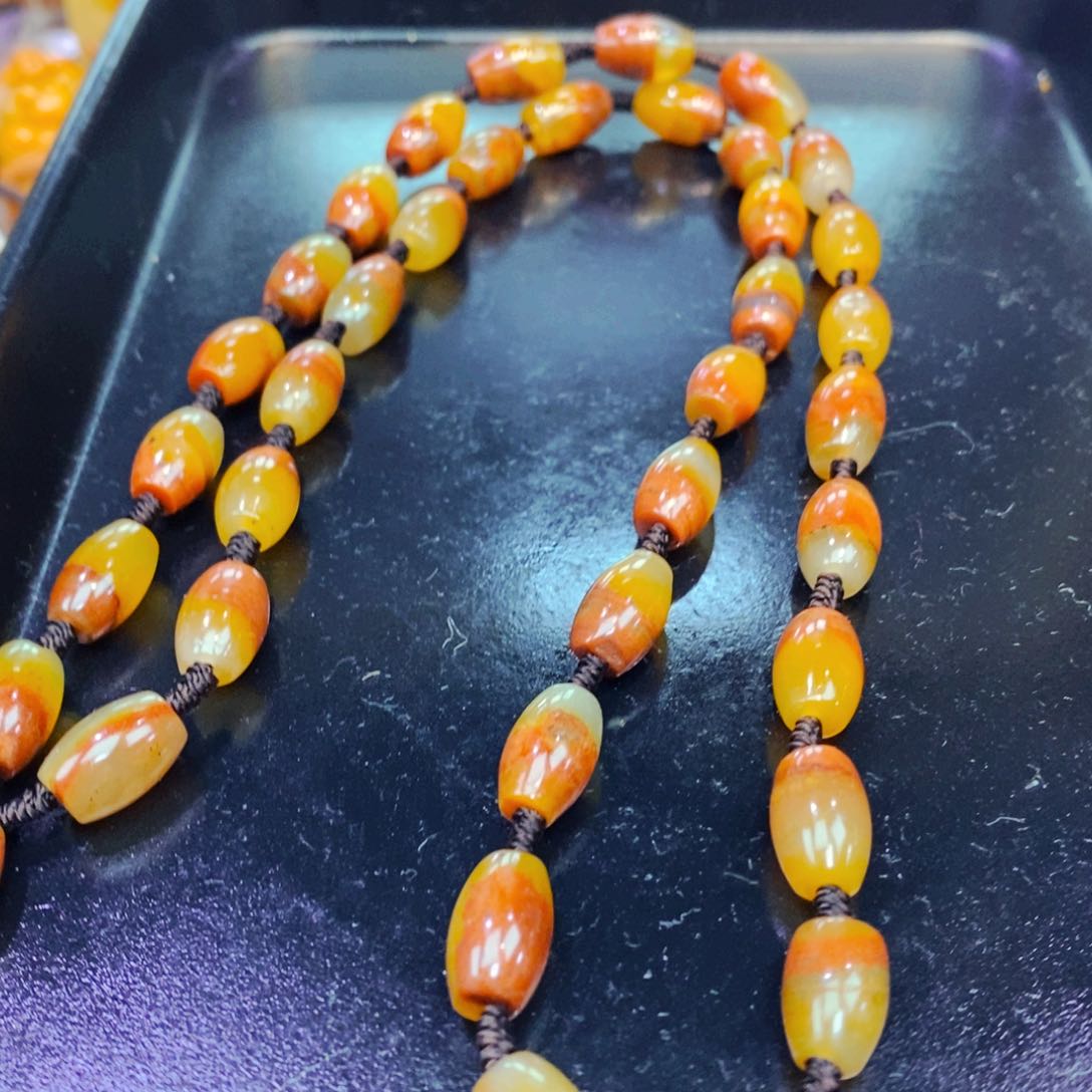 未镶嵌石英质玉（黄龙玉）颈饰