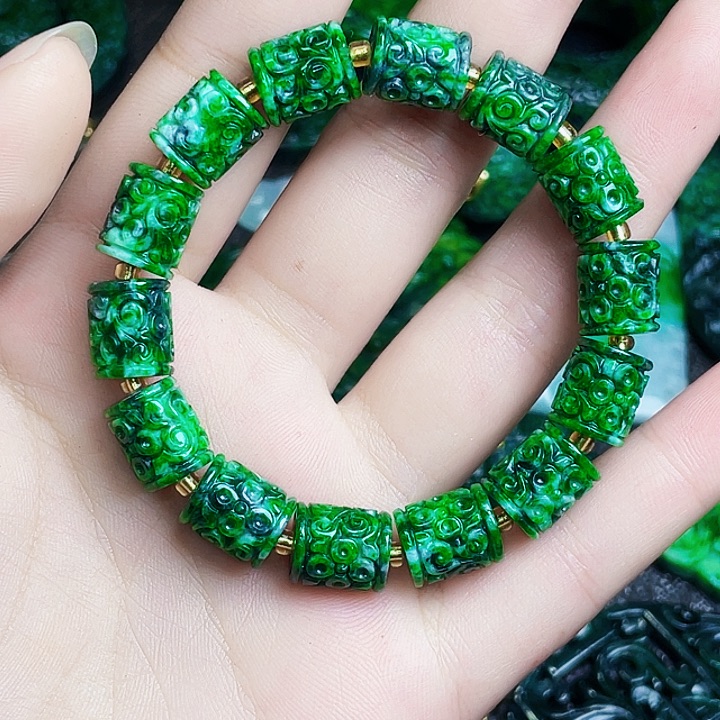 翡翠未镶嵌颈饰多样性