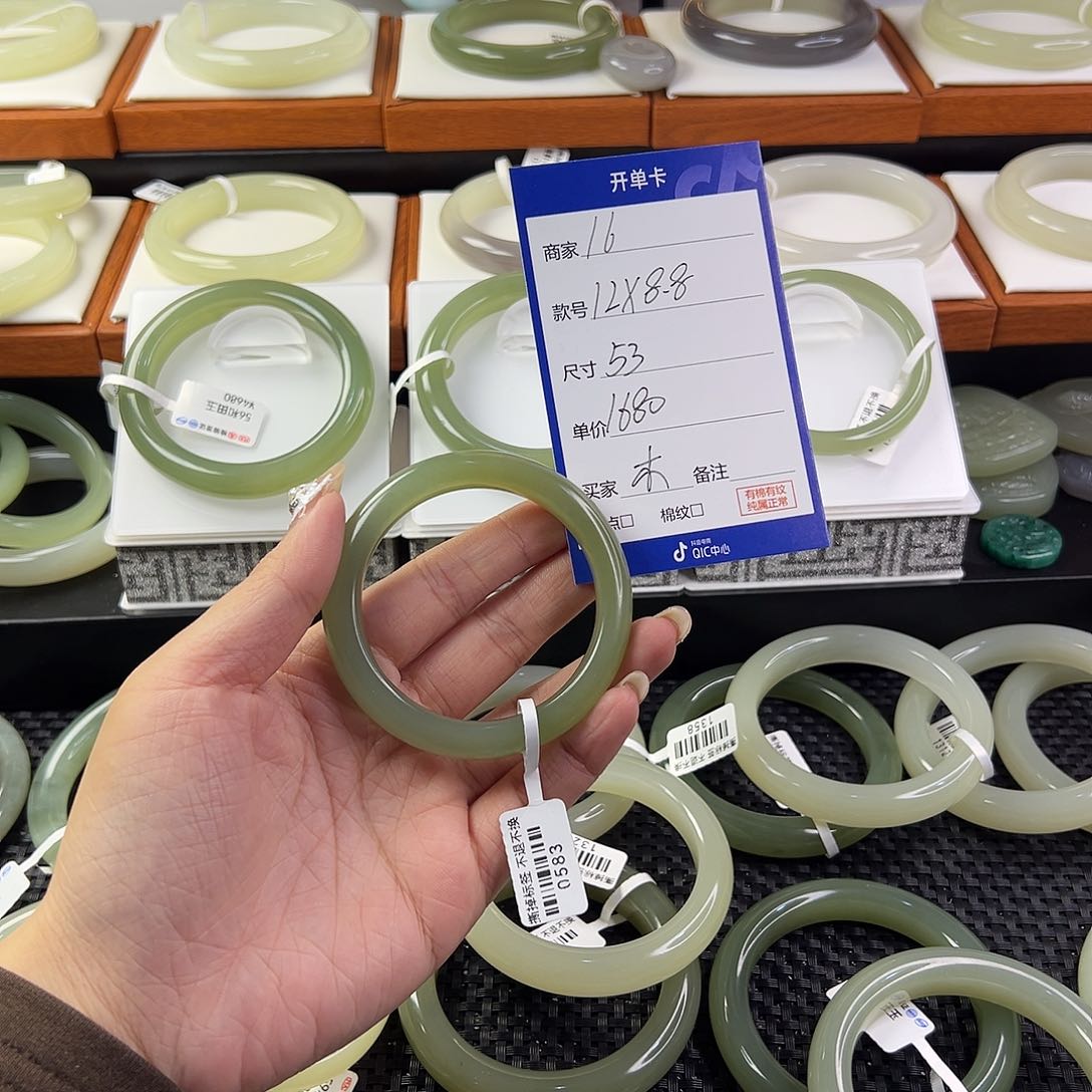 和田玉手镯未镶嵌木*子