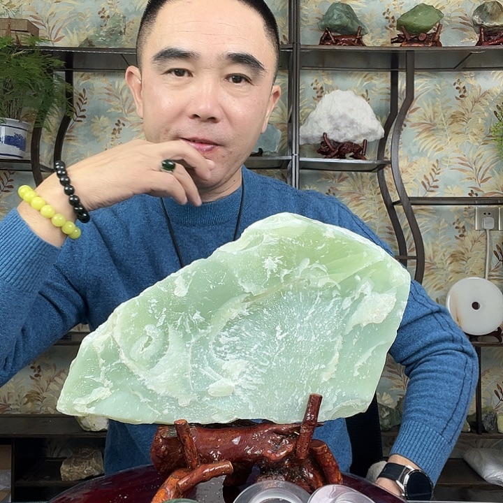 叼***哥蛇纹石玉未镶嵌岫玉