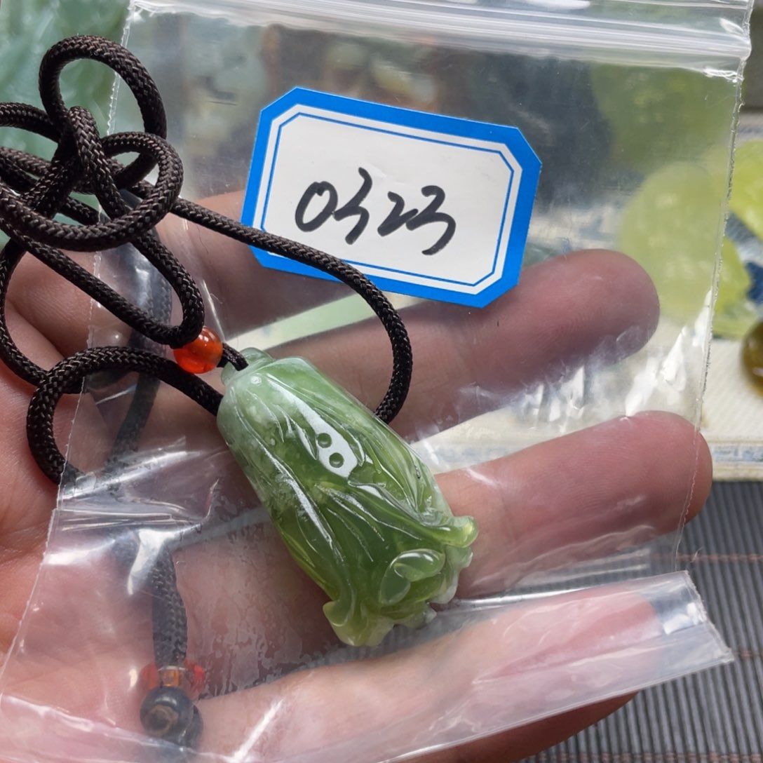 蛇纹石玉颈饰未镶嵌吊坠