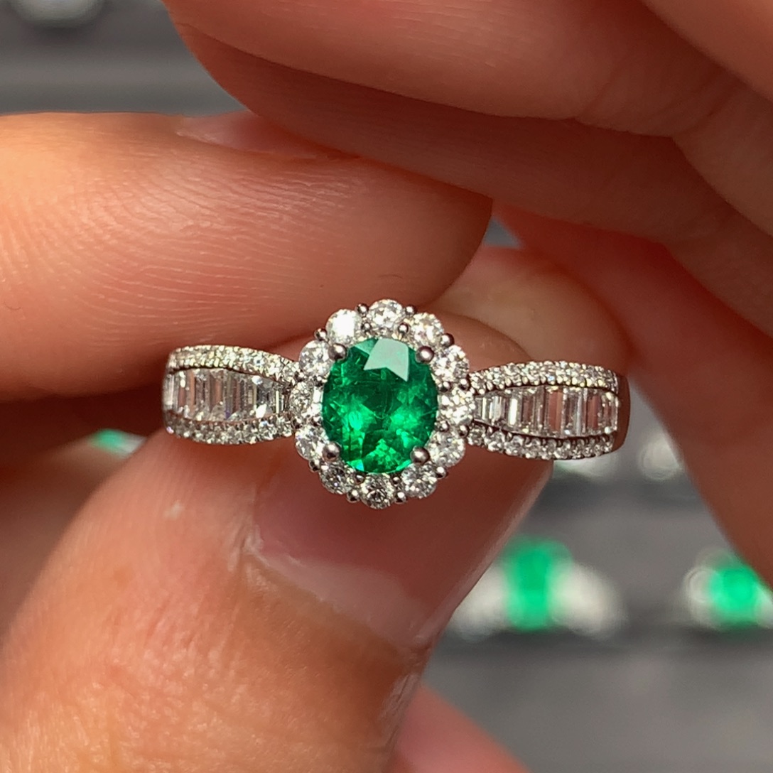 祖母绿戒指18K金镶嵌