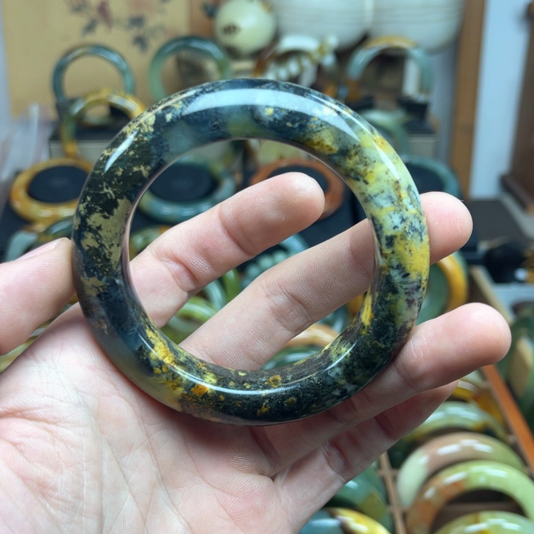 蛇纹石玉手镯未镶嵌之*