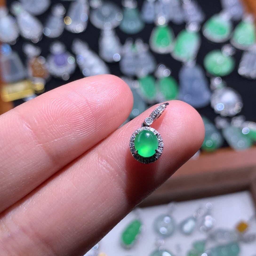 翡翠18K金镶嵌颈饰木纳荧光蛋面滴流