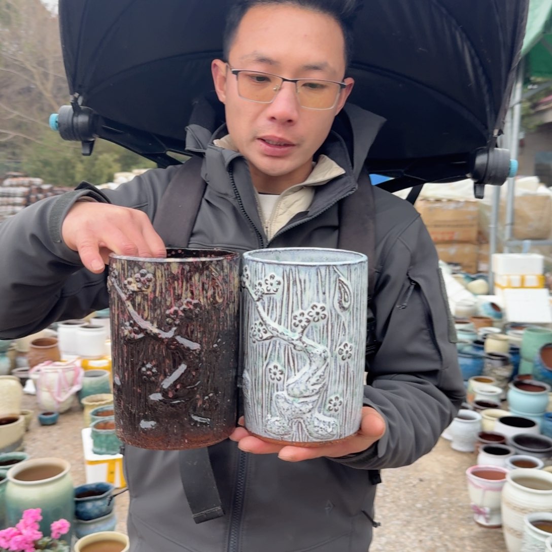 紫砂花盆口13高19（两个树桩一个白色一个红色
