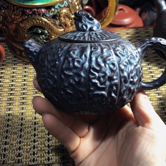 紫砂茶壶原矿泥料手工制作的紫砂壶。