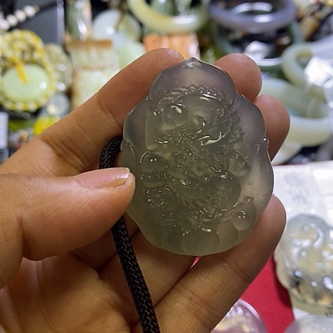 岫玉未镶嵌颈饰龙