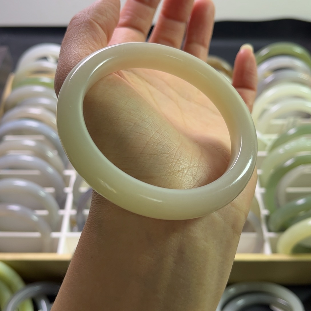 和田玉手镯61圈口未镶嵌