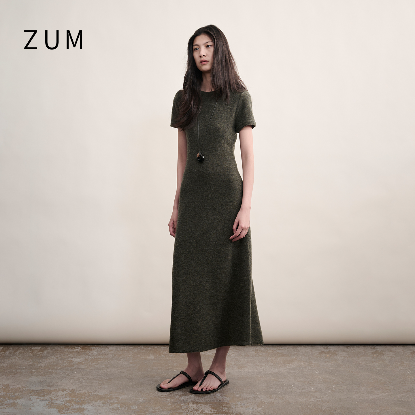 ZUM 羊毛针织衫连衣裙女短袖 秋季款紧身a字裙气质修身圆领长裙子