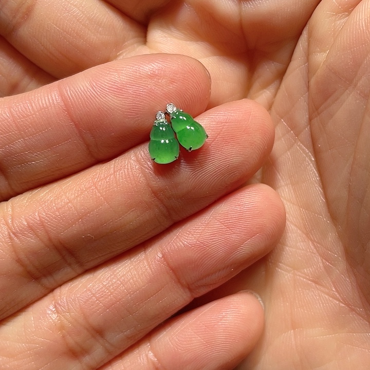 翡翠耳饰18K金镶嵌帅**妈绿葫芦