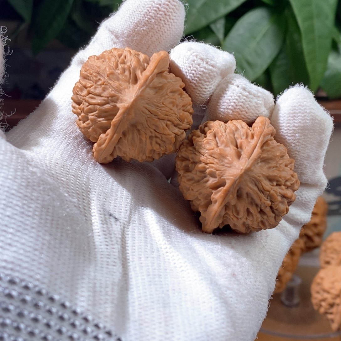 文玩核桃吊坠金牛