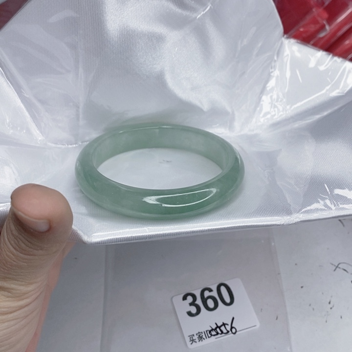 翡翠未镶嵌手镯一图一物实物为准（微瑕处理）