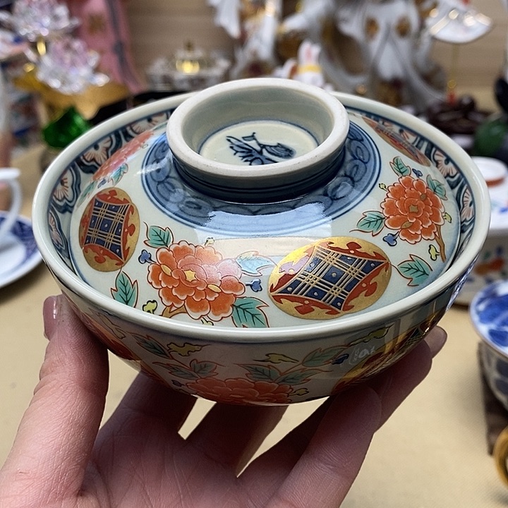 茶杯紫砂杯子和一大瓶
