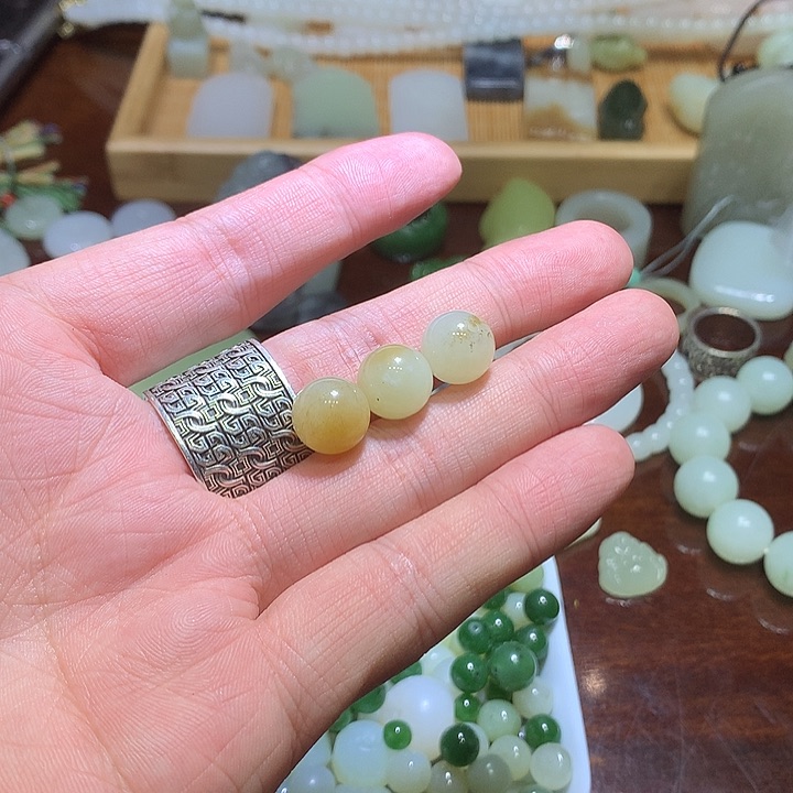 给***瑰和田玉（糖玉）未镶嵌颈饰