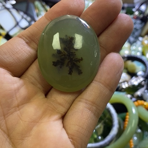 岫玉未镶嵌颈饰一个