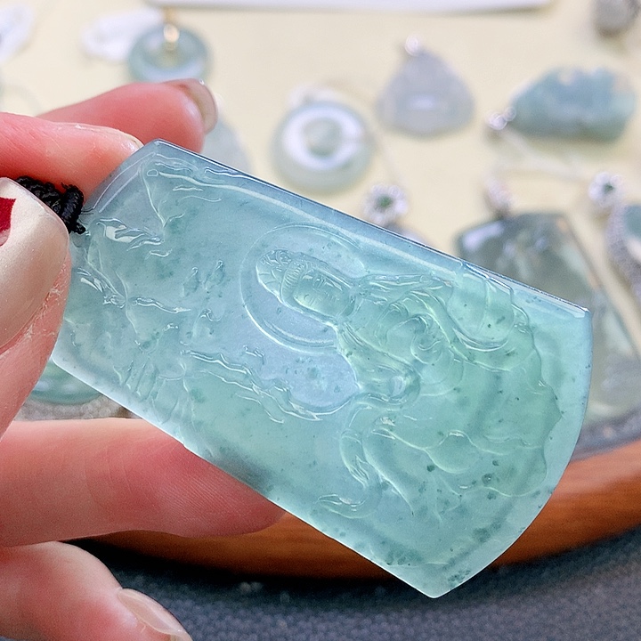 翡翠颈饰未镶嵌翡翠