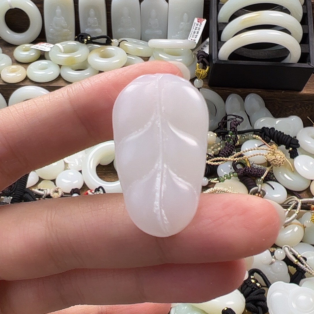 小***九和田玉未镶嵌颈饰