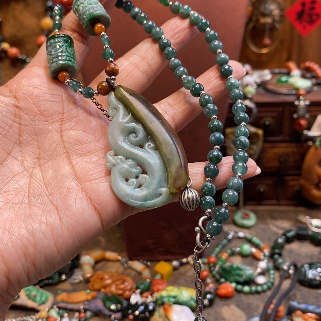 翡翠吊坠(赠链)未镶嵌