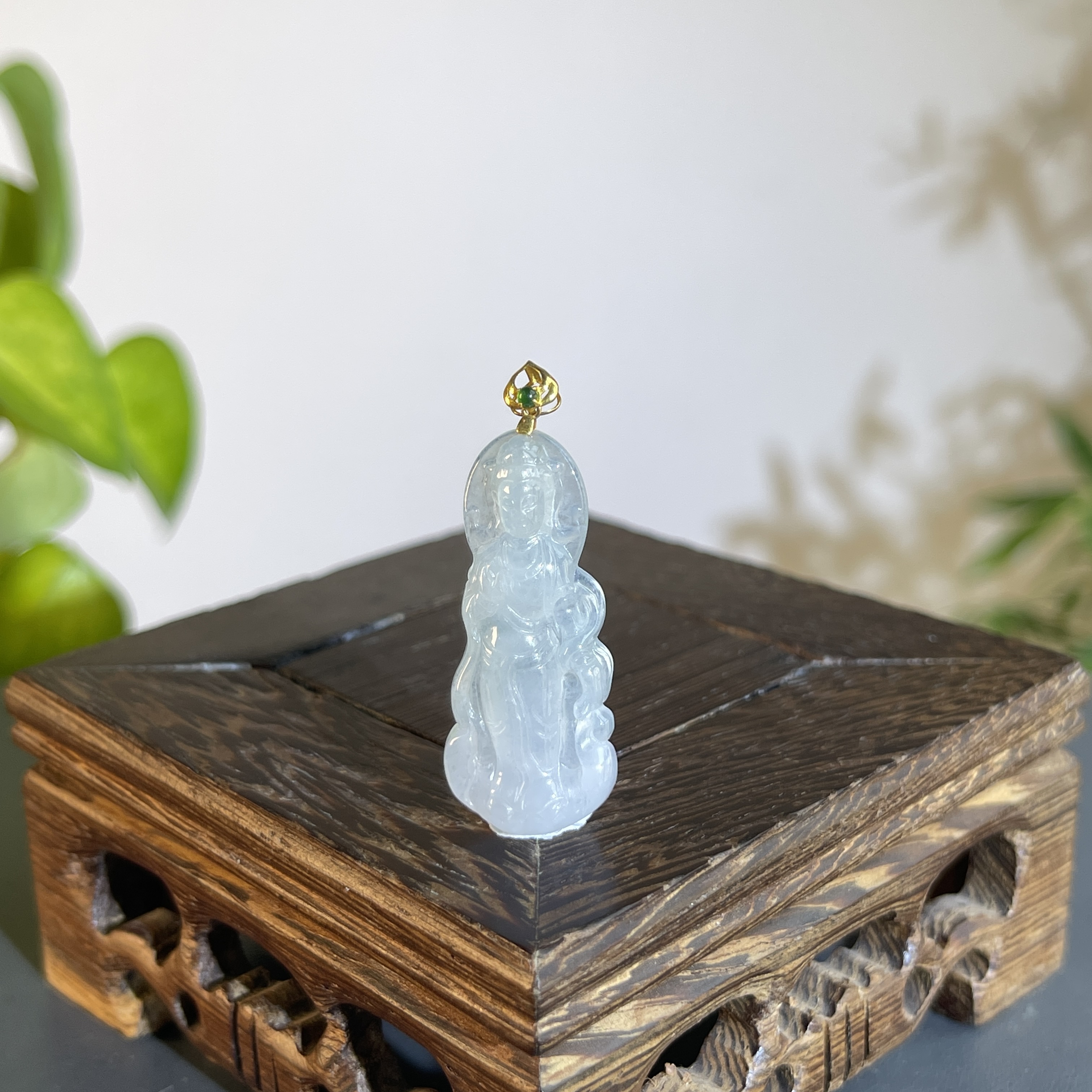 JXW15-209 天然缅甸A货翡翠 18K金扣站观音