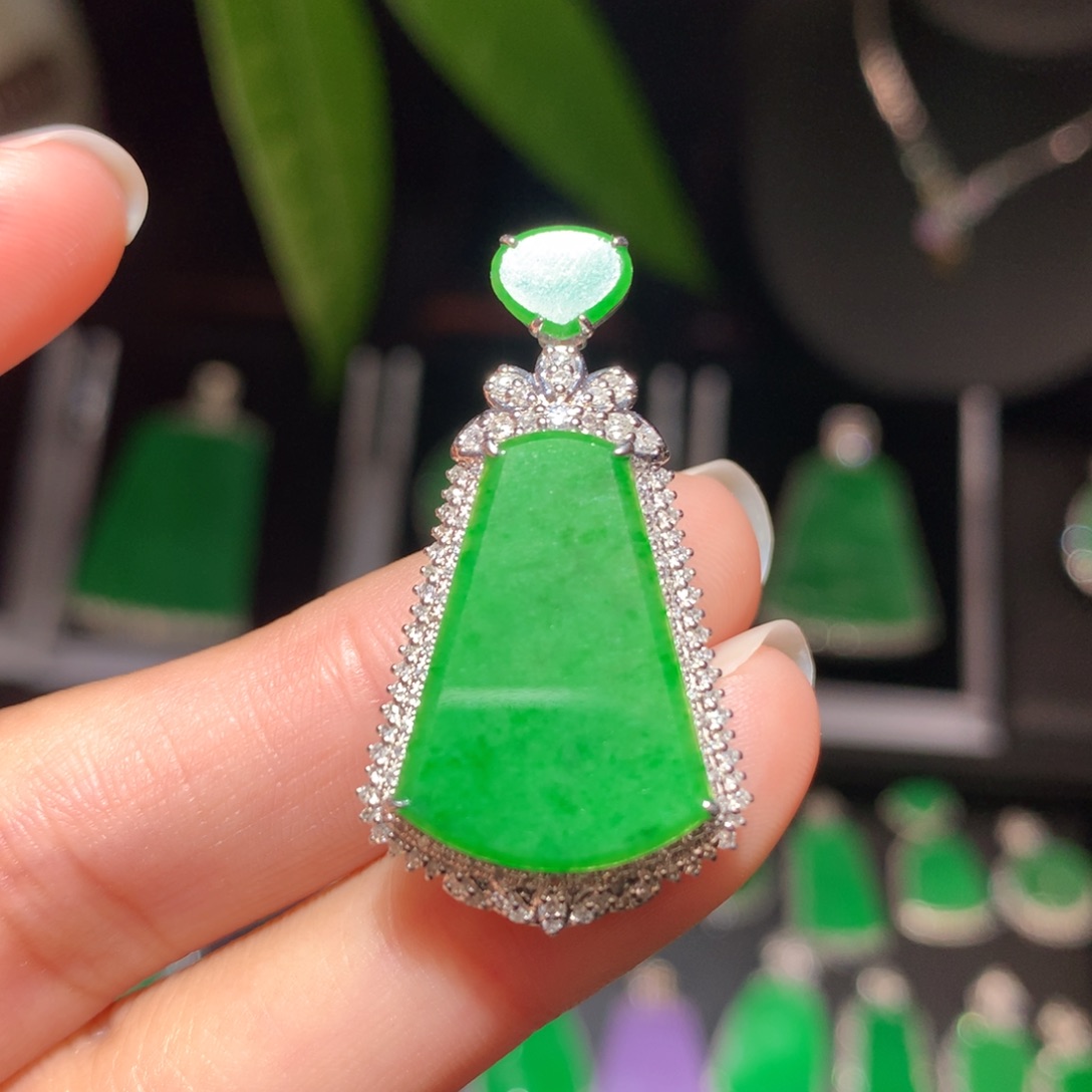 翡翠颈饰18K金镶嵌翡翠