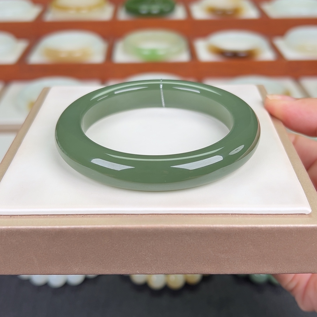 和田玉手镯未镶嵌和田玉湖水绿手镯