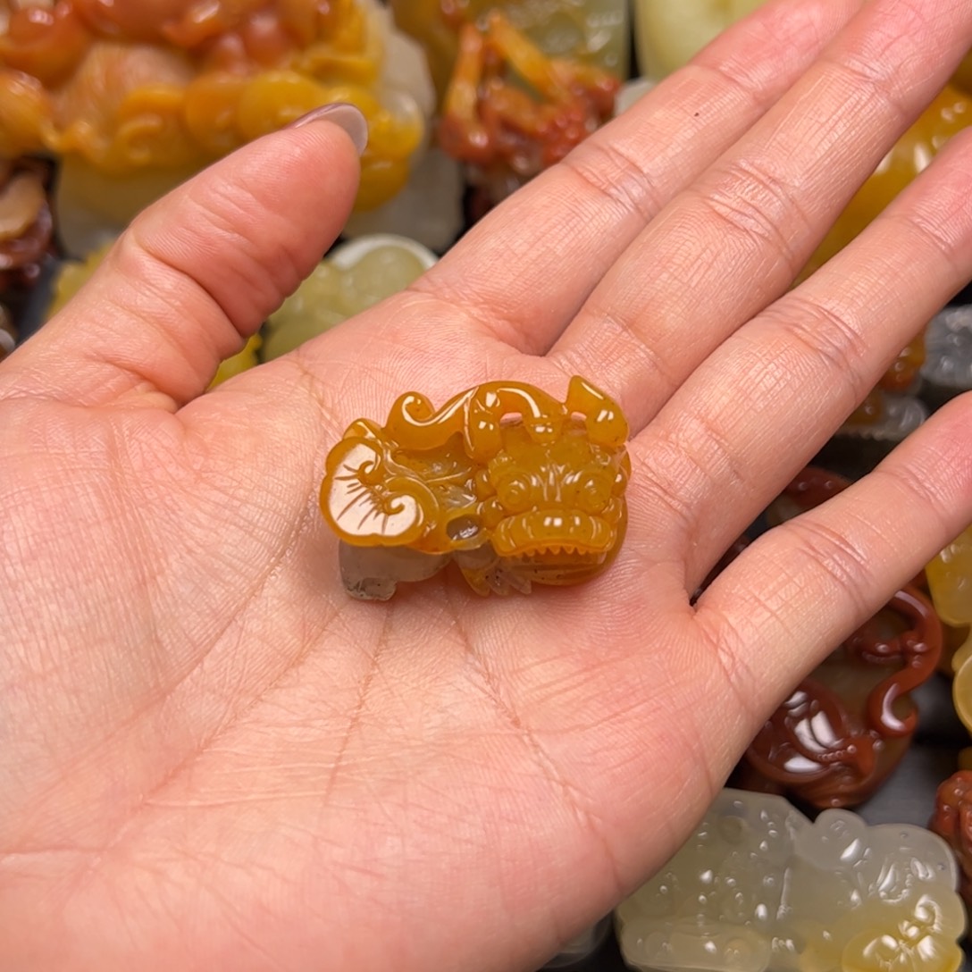 石英质玉（黄龙玉）未镶嵌颈饰