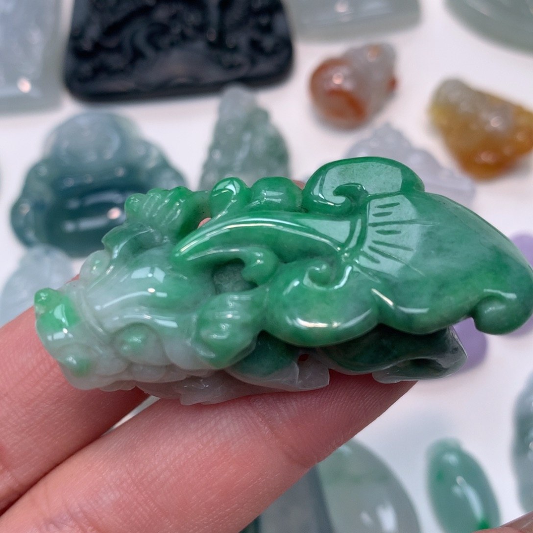 翡翠未镶嵌颈饰貔貅