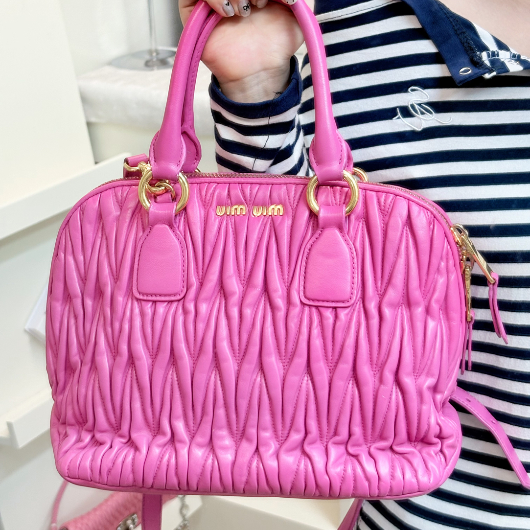 95新 MIU MIU/缪缪 玫粉色褶皱包包外观精美适合日常使用
