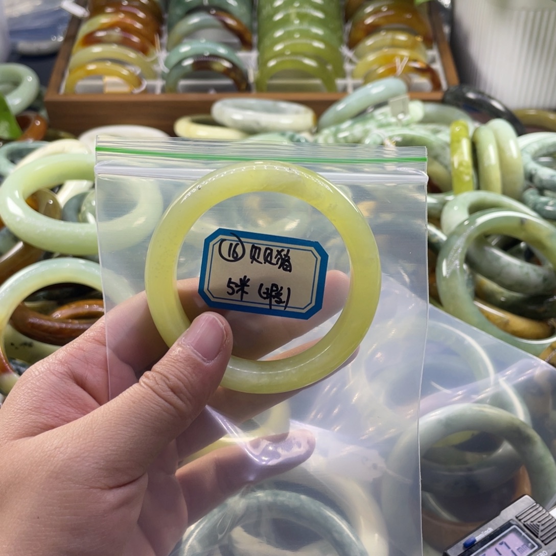 贝****蛇纹石玉未镶嵌手镯