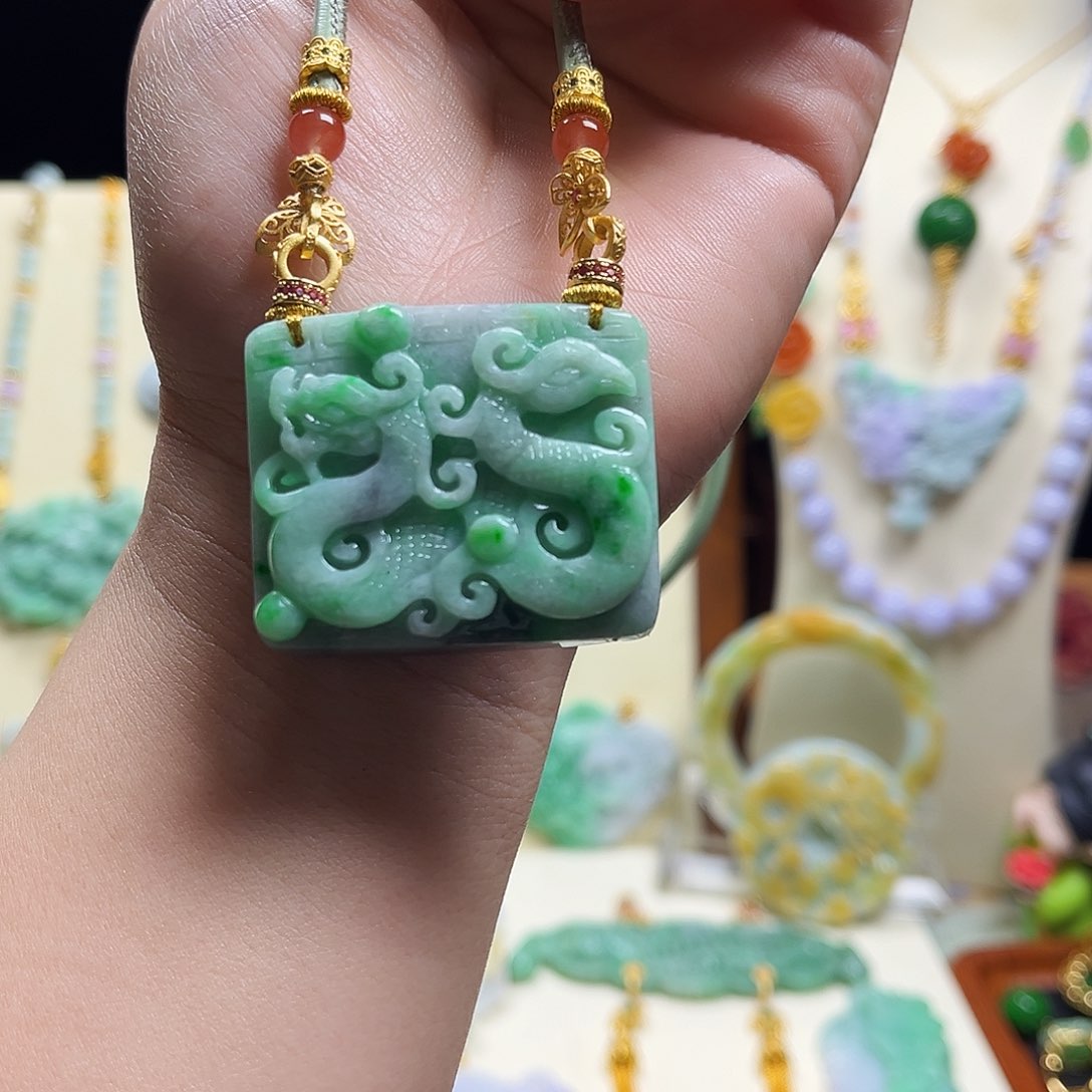 翡翠颈饰未镶嵌天然翡翠