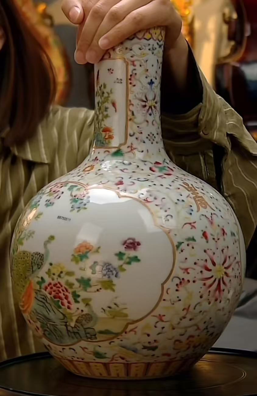 粉彩四面开窗花鸟画片天球瓶