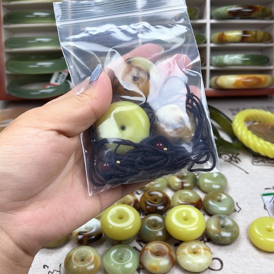 蛇纹石玉手镯未镶嵌卢****情