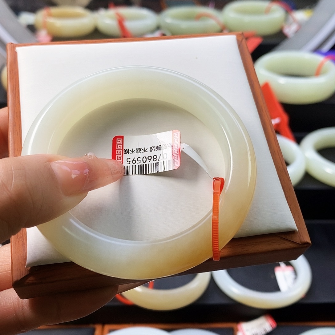 明***～和田玉未镶嵌手镯