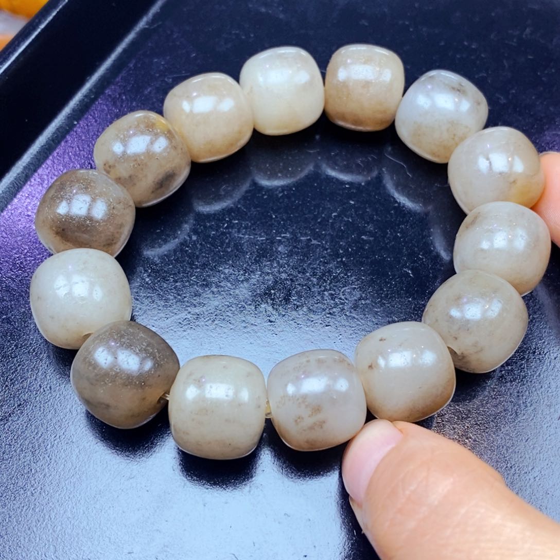 未镶嵌石英质玉（黄龙玉）颈饰