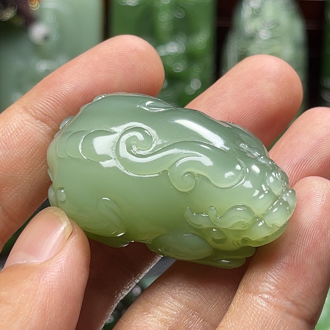 吴***俊和田玉未镶嵌颈饰