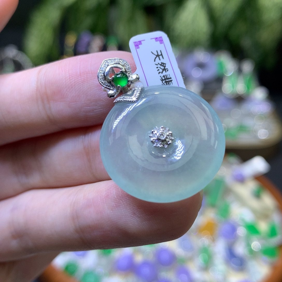 颈饰18K金镶嵌翡翠