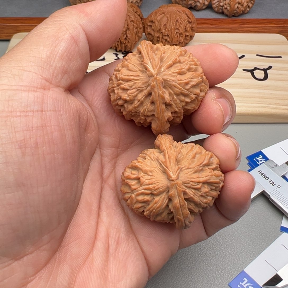 文玩核桃把件三角白37