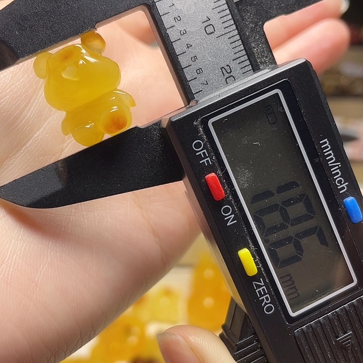 蜜蜡未镶嵌裸石小熊